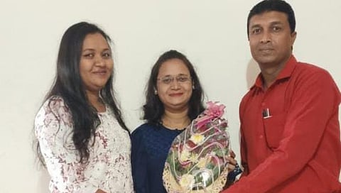 धुळे : भामेरच्या दोघी बहिणी झाल्या अधिकारी ; मोठी पीएसआय तर लहान आयुर्विमा अधिकारी