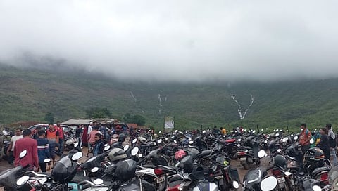 Nashik Trimbakeshwar : पहिणे बारीत पर्यटकांची उसळली गर्दी, निसर्ग सहलीला आलेल्या वाहनांनी रस्ता व्यापला