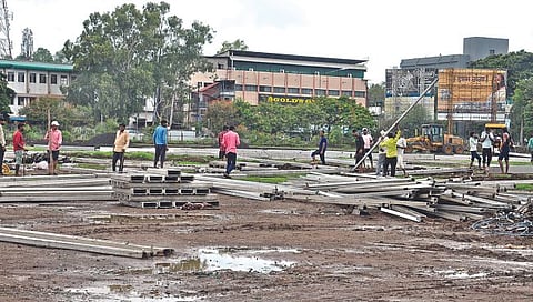 नाशिक : डोंगरे वसतिगृहावर मंडप उभारणी, शासन आपल्या दारी कार्यक्रमाची तयारी