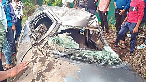 नाशिक : टायर फुटून कार धडकल्याने दुचाकीस्वार ठार, पत्नीसह दोन मुले गंभीर जखमी