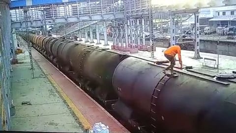 मालगाडीवर चढताच बसला धक्का, जळगाव रेल्वे स्थानकावर माथेफिरुचा विजेचा शॉक लागून मृत्यू