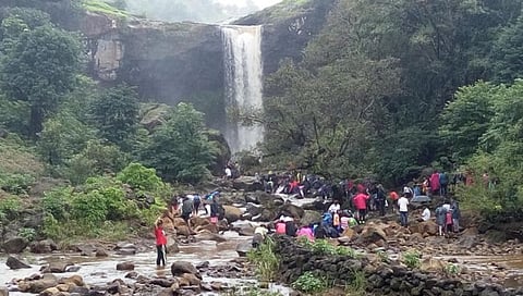 Nashik Igatpuri : पावसाचं माहेर घर बहरलं, इगतपुरीत पावसाळी पर्यटनासाठी पर्यटकांची गर्दी