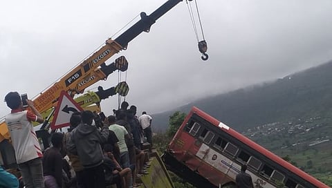 Saptshrungi Gad : 400 फूट खोल दरीत कोसळलेली बस अखेर काढली बाहेर