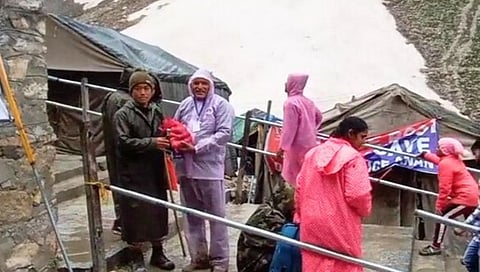 सरकारला सुबुद्धी दे..! बाबा अमरनाथांच्या चरणी पाच किलो कांदे ठेवत नाशिकच्या शेतकऱ्याची प्रार्थना