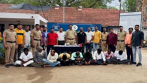 जळगाव : शेतात गुप्तधन काढायला गेले अन् अडकले पोलिसांच्या जाळ्यात, जादुटोणा करणार्या ९ जणांना अटक