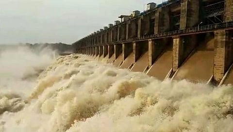 जळगाव : हतनुर धरणाचे ३० दरवाजे पूर्ण क्षमतेने उघडले, तापी नदीकाठच्या गावांना सतर्कतेचा इशारा