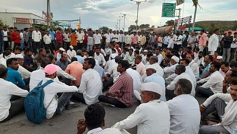 नाशिक : शेततळ्यात बुडून विद्यार्थाचा मृत्यू, मृतदेह रस्त्यावर ठेवत नातेवाइकांचा ठिय्या