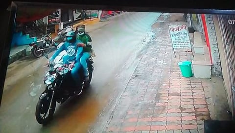 नाशिक : डियो घेण्याच्या बहाण्याने आले अन् दोन तोळ्यांची चेन ओरबाडून पळाले