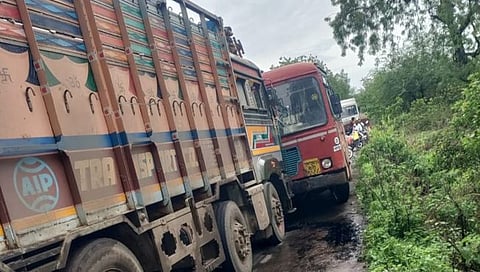 Jalgaon Accident : पाचोरा तालुक्यात बसची ट्रकला धडक, १३ विद्यार्थी जखमी