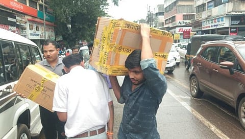 पोलिस कारवाईत जप्त करण्यात आलेले साहित्य (छाया: हेमंत घोरपडे)