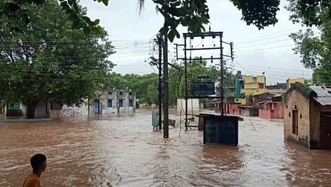 Jalgaon : रावेर तालुक्यात अतिवृष्टीने हाहाकार, अनेक गावांत पूरस्थिती