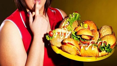 जंकफूड दिनविशेष : जंकफूड सेवनामुळे लठ्ठपणाचा धोका