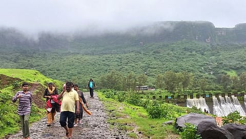 नाशिक : त्र्यंबक परिसरात दुर्घटना टाळण्यासाठी पर्यटकांना मज्जाव