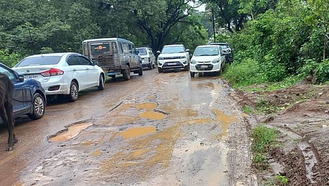 त्र्यंबकेश्वर शहरातील रस्त्यांचा झाला चिखल