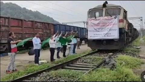 नाशिकच्या मनमाडमधून थेट मणिपूरला पोहोचला ८०० टन कांदा