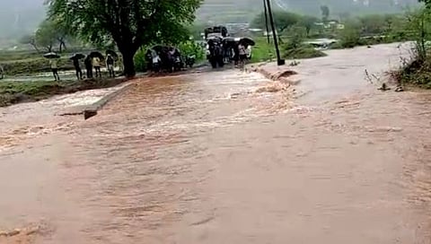 Nashik : त्र्यंबकेश्वरला नद्यांना पूर, आवण्या थांबल्या