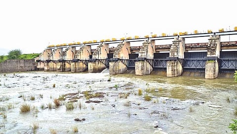 गंगापूर धरणातून सुरु असलेला विसर्ग (छाया : हेमंत घोरपडे)