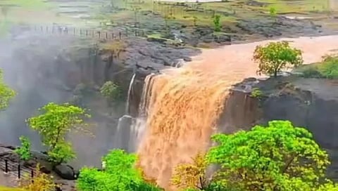 भिवतास धबधबा,www.pudhari.news