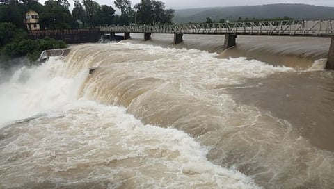 Kolhapur Rain | राधानगरी धरणाचे ५ स्वयंचलित दरवाजे उघडले