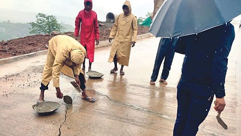 रत्नागिरी : परशुराम घाटातील भेगांची तातडीने डागडुजी