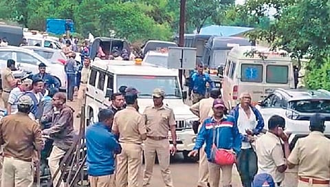 सातारा : वर्धनगडावरील अनधिकृत बांधकाम वनविभागाने पाडले