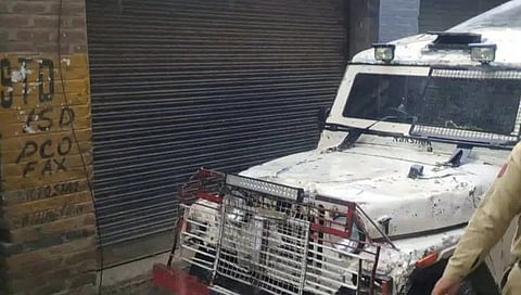 Jammu and Kashmir : जम्मु काश्मीरमध्ये दहशतवाद्यांचा गोळीबार; दोन नागरिक जखमी