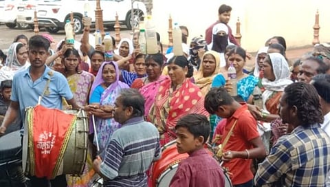Nashik : दूषित पाणीपुरवठा होत असल्याने नांदगावी महिलांचा ढोल-ताशे वाजवत मोर्चा