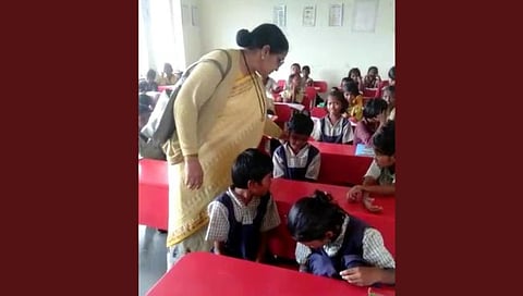 नाशिक : बाई, तुम्ही आम्हाला सोडून जाऊ नका..! आश्रमशाळेतील विद्यार्थ्यांची विनवणी