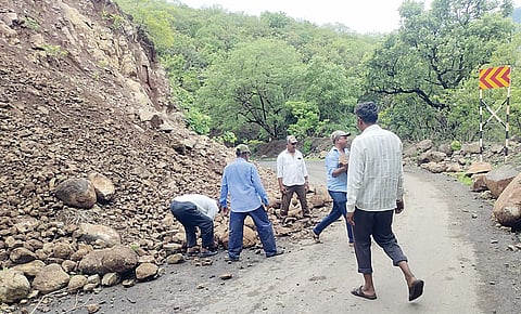 सिंहगड घाटात पुन्हा कोसळली दरड; पर्यटकांच्या सुरक्षेचा प्रश्न ऐरणीवर