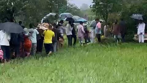 अंत्यविधीसाठी मृतदेह घेऊन जाणाऱ्या लोकांचा शेतकऱ्याने अडवला रस्ता; अंत्यसंस्कार दिवसभर रखडला