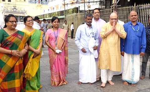 चांद्रयान-3 मोहिमेपूर्वी आज ISRO शास्त्रज्ञांची टीम चांद्रयान-3 चे लघु प्रतिकृतीसह तिरुपती व्यंकटचलपती मंदिरात पोहोचली.