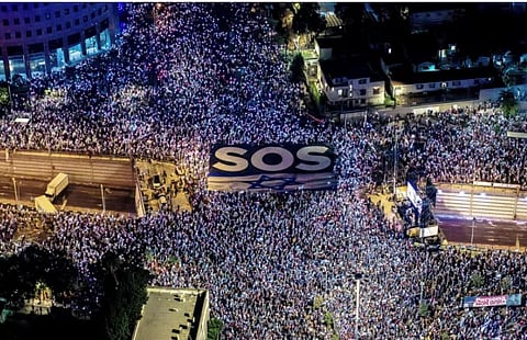 तेल अवीवसह अनेक शहरांमध्ये हजारो आंदोलक ररस्त्यावरु उतरले असल्याचे वृत्त 'अल जझीरा'ने दिले आहे.