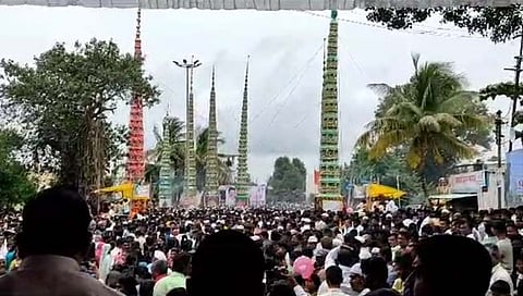 Kadegaon Mahurram : कडेगाव येथे गगनचुंबी ताबूतांच्या भेटीचा सोहळा उत्साहात; हजारो भाविकांची उपस्थिती