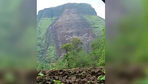 नाशिक: कावनई किल्ल्यावरून दरड कोसळली