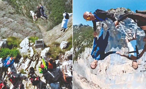 वधू-वरांचे वर्हाडींसह स्काय डायव्हिंग!