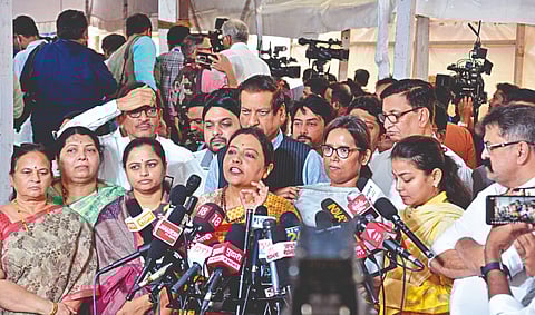 मणिपूर लष्कराकडे सोपवा काँग्रेसची मागणी; महिला आमदार आक्रमक