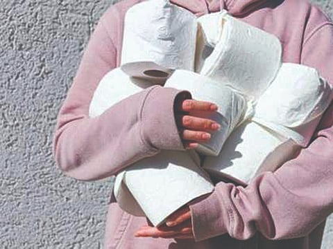 चक्क टॉयलेट पेपर खाणारी महिला!