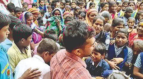 माझी भाकरी…शिकविणार्या गुरुजींच्या बदलीने अश्रू अनावर; बारा वर्षांच्या नातेसंबंधाने गाव झाले भावनिक