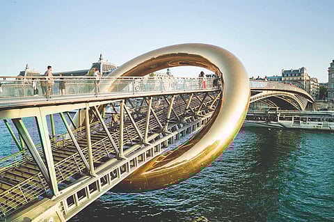 फूट ओव्हरब्रिजला घातले अनोखे कडे!