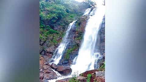 Ukhlu Waterfall : उखळू धबधबा पर्यटकांना साद घालतोय