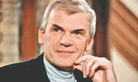 साहित्य : अस्तित्वाला शब्दांत पकडू पाहणारा लेखक