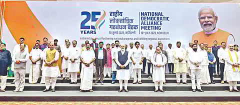 राजकारण : आघाड्यांची फेरजुळणी