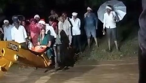 नांदेड जिल्ह्यात मुखेड येथे पुरात अडकलेल्यांची जेसीबीने सुटका