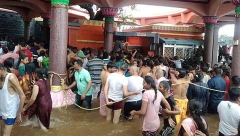 दि. २३ जुलै : नरसिंग वाडी येथील मंदिरात आज रविवारी दुपारी एक वाजता दक्षिण द्वार सोहळा संपन्न झाला यामुळे नागरिकांनी व भाविकांनी प्रचंड गर्दी केली होती