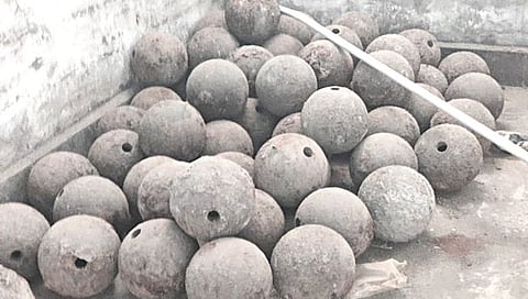 हिंगोलीत रुग्णालयाच्या बांधकामादरम्यान सापडले निजामकालीन तोफगोळे