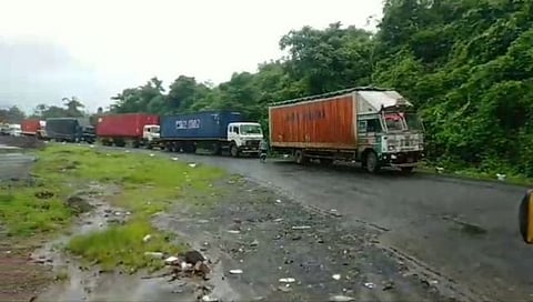 रत्नागिरी : तब्बल साडेतीन तासानंतर मुंबई-गोवा महामार्ग पूर्ववत