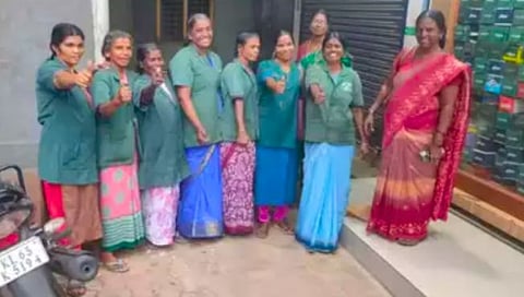 Kerala Women lottery News : वर्गणी गोळा करून खरेदी केले २५० रुपयांचे लॉटरी तिकीट, ११ महिलांना १० कोटींची लॉटरी!