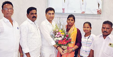 कौतुकास्पद !! वडापाव विक्रेत्याची मुलगी झाली पीएसआय