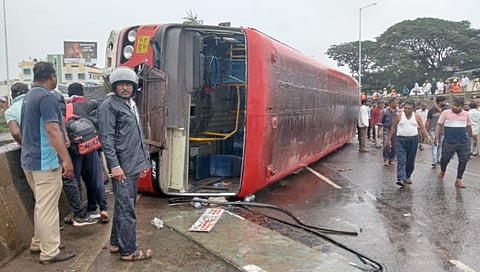 पुणे-बंगळूर महामार्गावर विजापूर-सातारा एसटीचा अपघात; चालक वाहकासह १२ प्रवाशी जखमी | Satara Accident