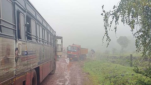 कासकडे घाटाईदेवी मार्ग जाणाऱ्या रस्त्याला भेग